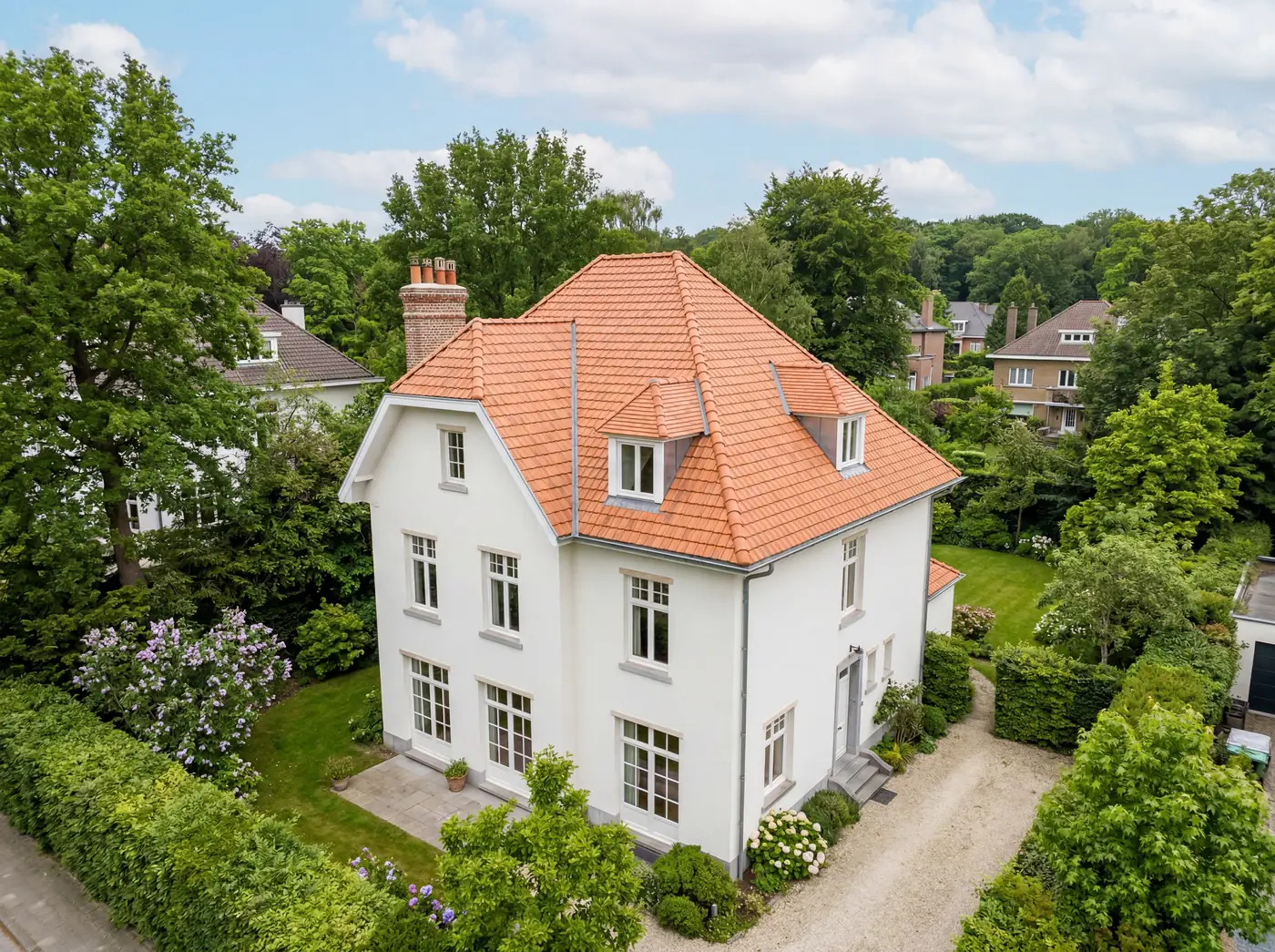 Pose de toiture neuve — Villa à tuiles oranges (01) Vue drone d'une villa blanche avec toiture neuve en tuiles oranges, posée par un couvreur professionnel à Bruxelles