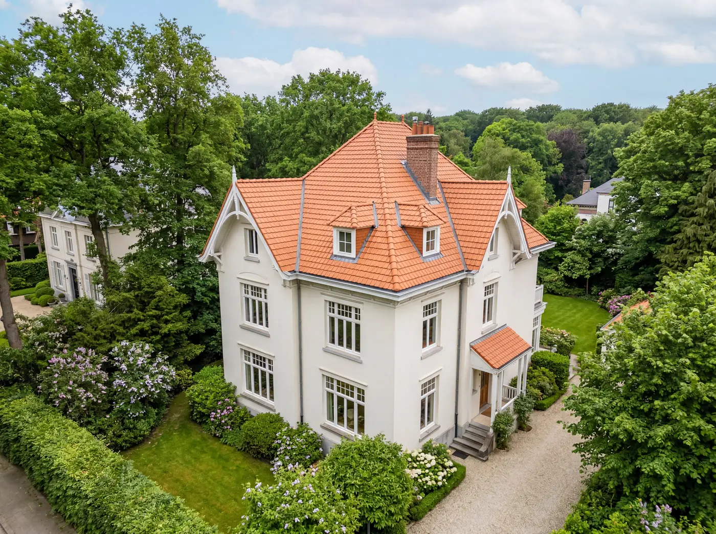 Pose de toiture neuve — Villa à tuiles oranges (03) Vue drone d'une villa blanche avec toiture neuve en tuiles oranges, posée par un couvreur professionnel à Bruxelles